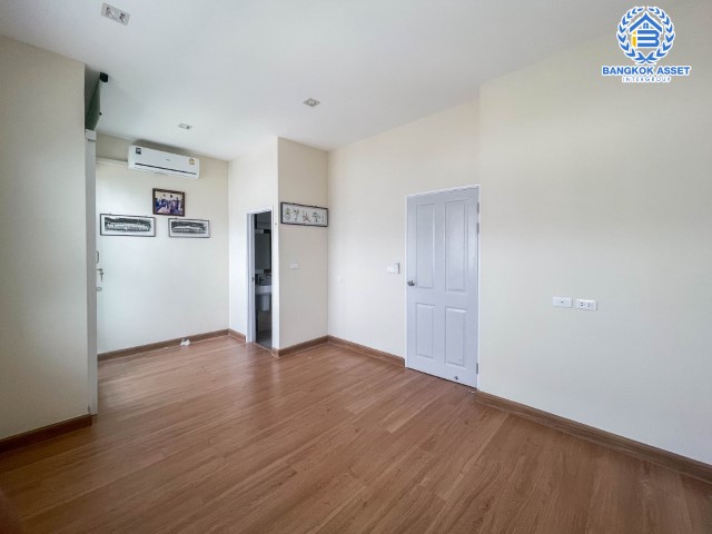 *****ทาวน์โฮมมือสองกรุงเทพมหานคร ม.โกลเด้นซิตี้ สาทร เนื้อที่มากถึง 20.6 ตร.ว. ฟังก์ชันจัดเต็ม 4 ห้องนอน 4 ห้องน้ำ 2 ที่จอดรถ บ้านตกแต่งใหม่ พร้อมอยู่ แถมฟรี! 3 เครื่องปรับอากาศ ทำเลดี  5 นาทีถึงรถไฟฟ้าสายสีเขียว "สถานีวุฒากาศ" ห้ามพลาด!